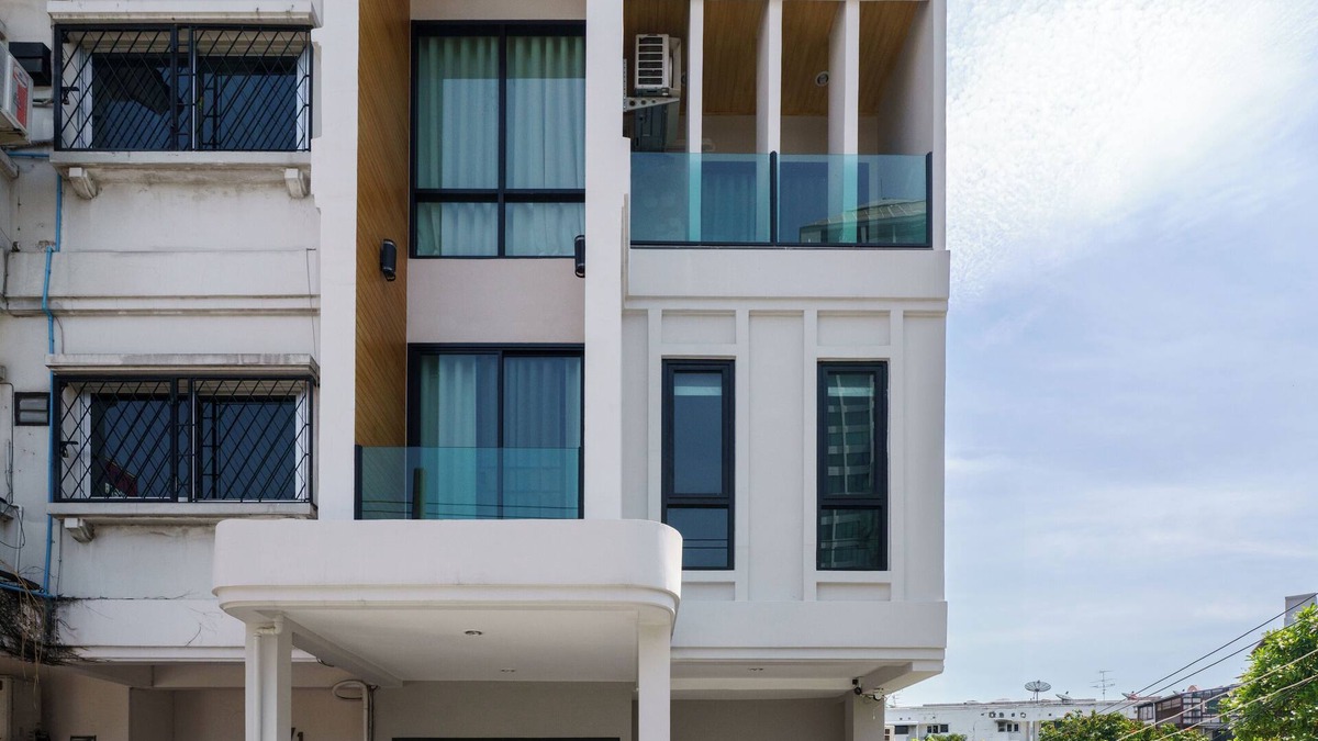 Phra Khanong Nuea House | Cozy Stylish Modern Home 4BR Sleep12 200m BTS Phrakhanong, 10min Thonglor/Ekamai