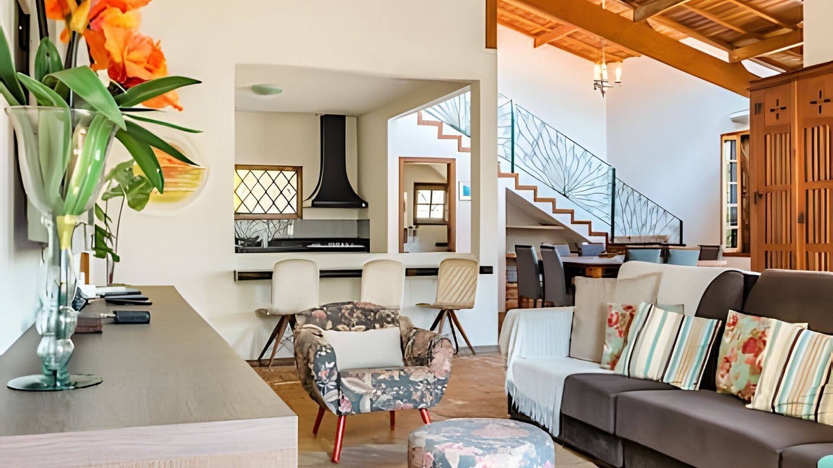 Feiticeira House | Cozy stained glass house close to the beach