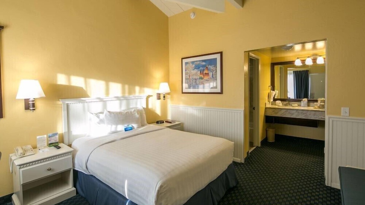 Downtown Monterey Cabin | Cozy Standard Queen Room Near Beach and Across Lake!