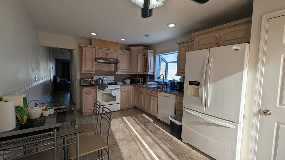 Arrochar House | Cozy Staten Island Escape: 3-Bedroom Home with Complimentary WiFi & AC