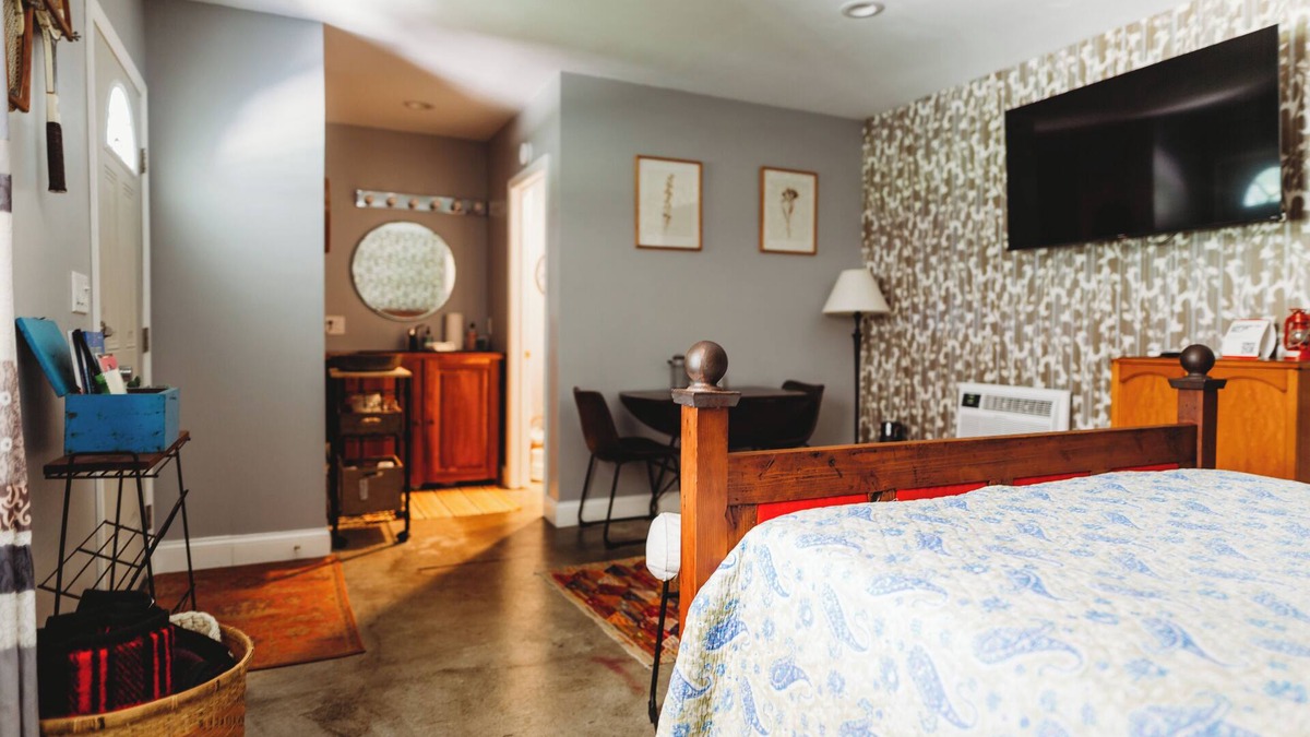 Shorewood-Tower Hills-Harbert Apartment | Cozy Stay by Lake MI & Dunes with Fire Pit