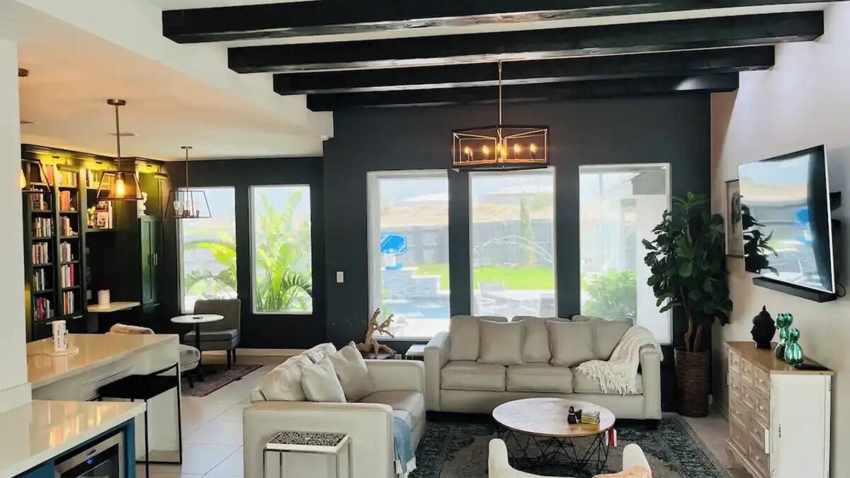 Mission House | Cozy stay in Mission - With Pool & Patio