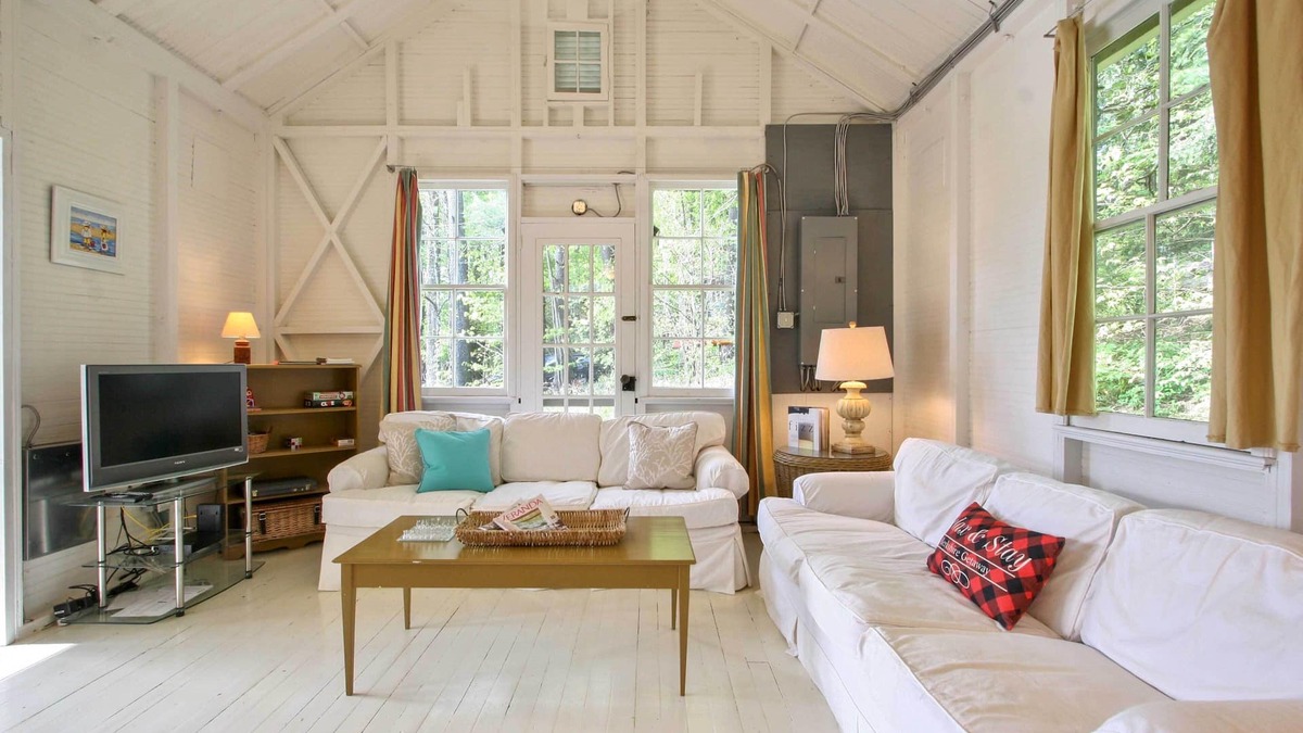 Stockbridge Cabin | Cozy Stockbridge Cabin - Walk to Beach & Lake!