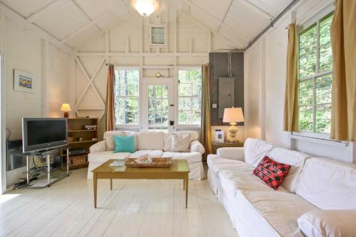 Stockbridge House | Cozy Stockbridge Cabin - Walk to Beach and Lake!