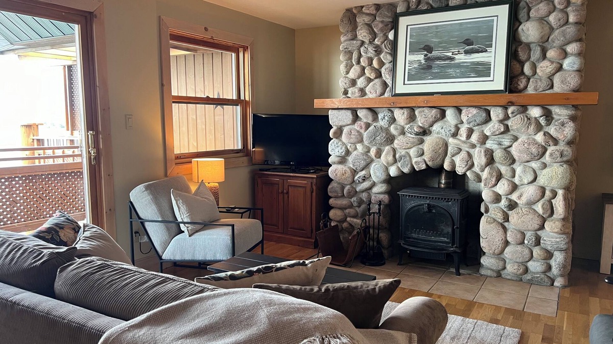 Crowes Landing Apartment | Cozy Stoney Lake Cottage Suite, with fireplace, stunning lake view-Pet Friendlyn