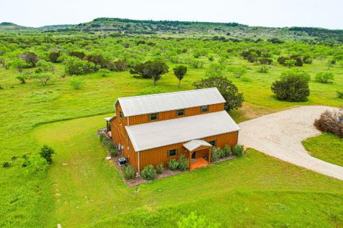 Palo Pinto County House | Cozy Strawn Cabin with Pool Access - Near Lake!