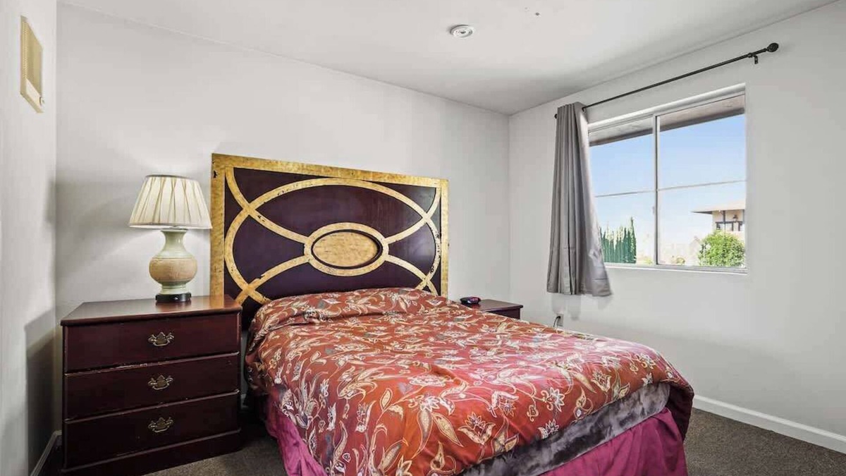 Fremont House | (Cozy studio, 1BED, 1BA, w/kitchen)
