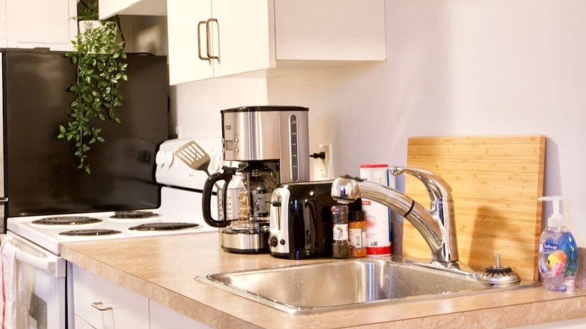 Moose Jaw Apartment | Cozy Studio, 4k Smart TV, Parking, Downtown, WiFi