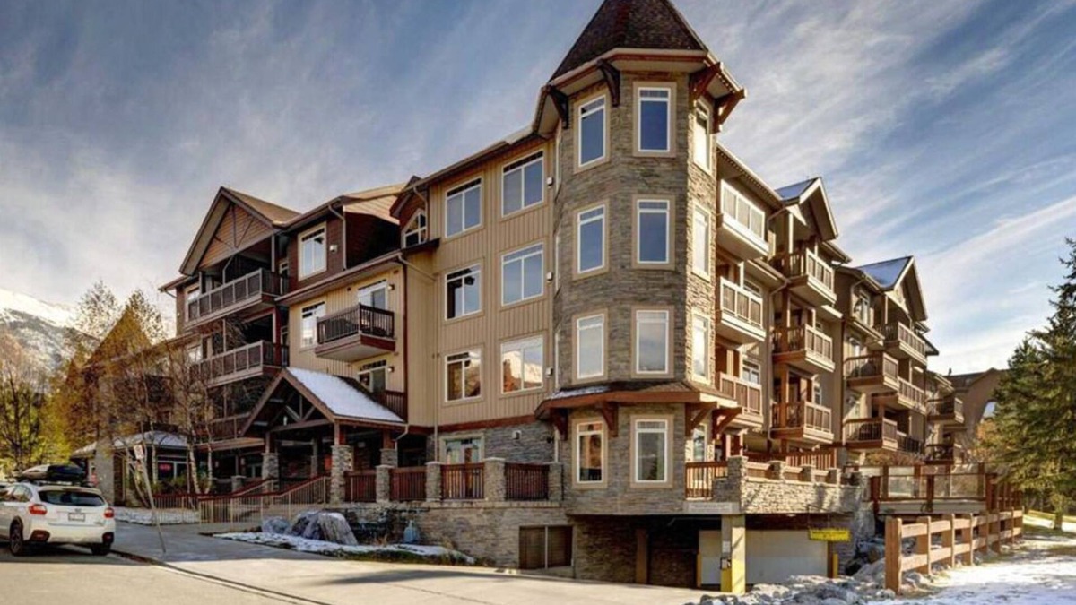 Canmore Apartment | Cozy Studio Apartment in award-winning Falcon Crest Lodge Canmore/Banff