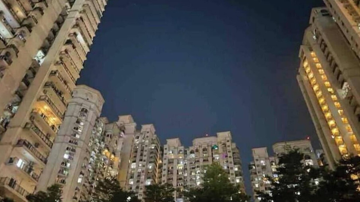 Punjabibagh Apartment | Cozy Studio Apt in Dlf Capital Greens West Delhi