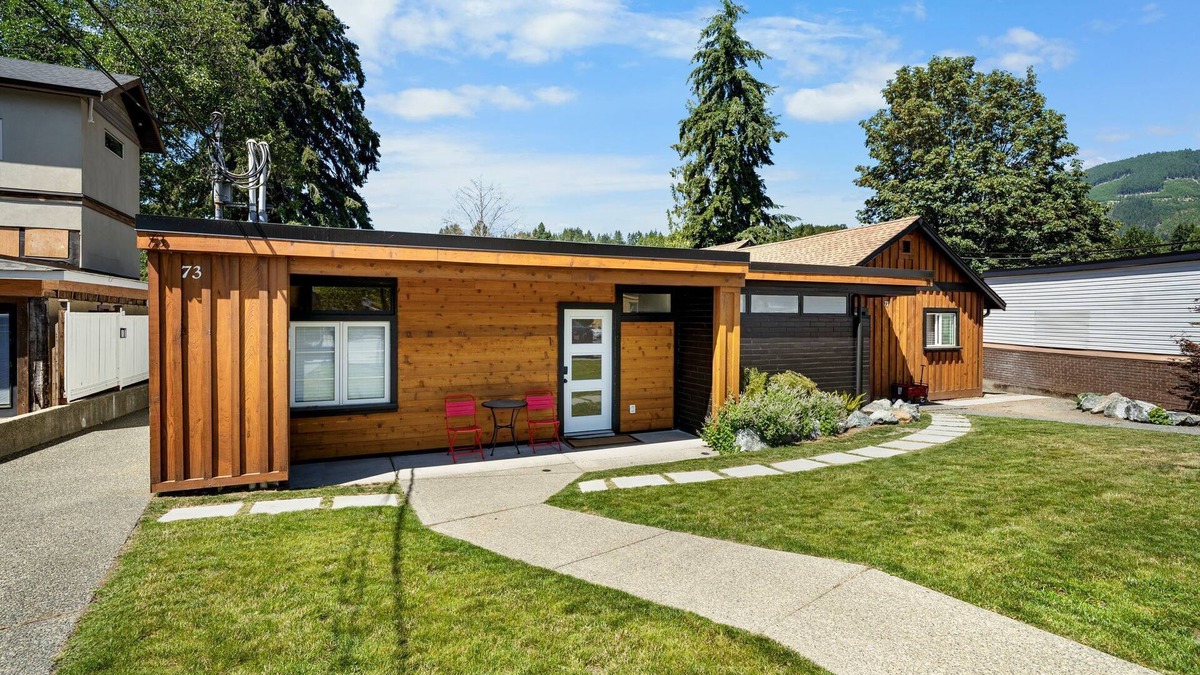 Lake Cowichan Apartment | Cozy Studio at Riverside Boutique Motel - Elk Room
