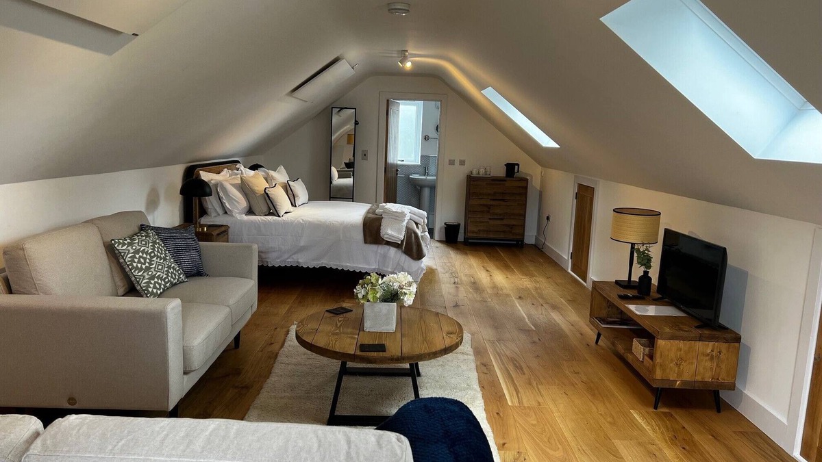 Bettws Newydd Apartment | Cozy Studio Attic Retreat in Bettws Newydd