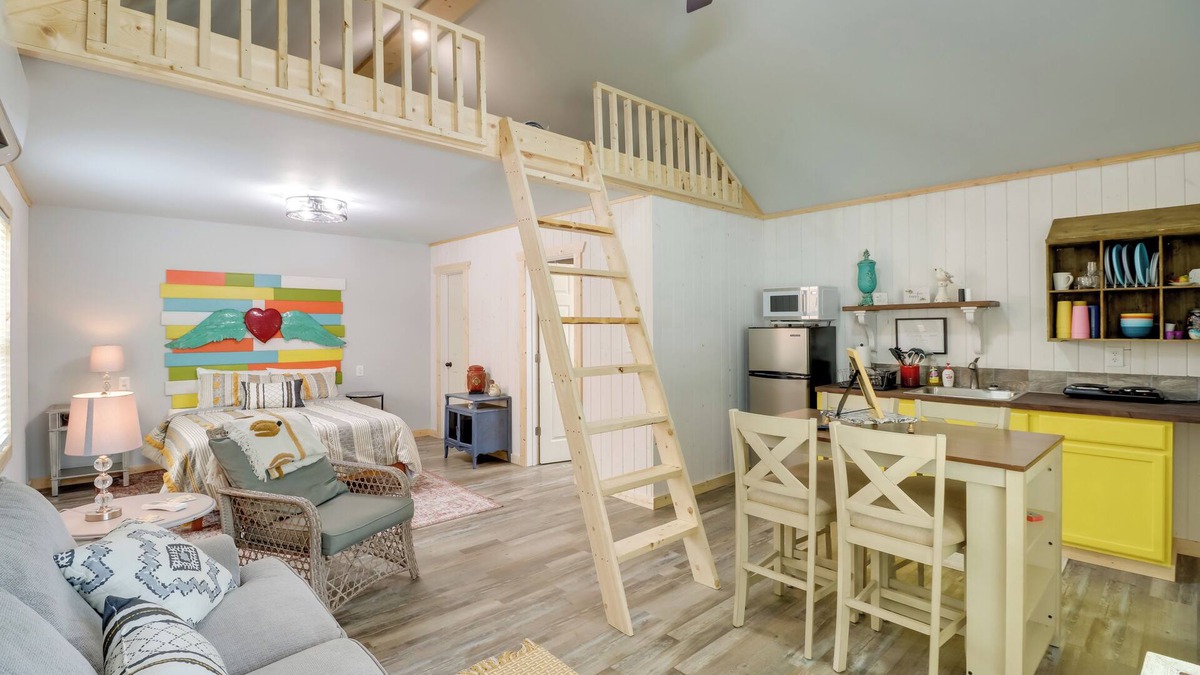 Higden Apartment | Cozy Studio Cabin ~ 1 Mi to Greers Ferry Lake!