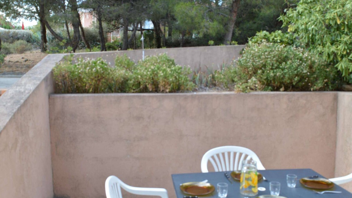 Foulquines House | Cozy Studio Cabin with Pool, Terrace, and Parking in Tranquil Narbonne Plage