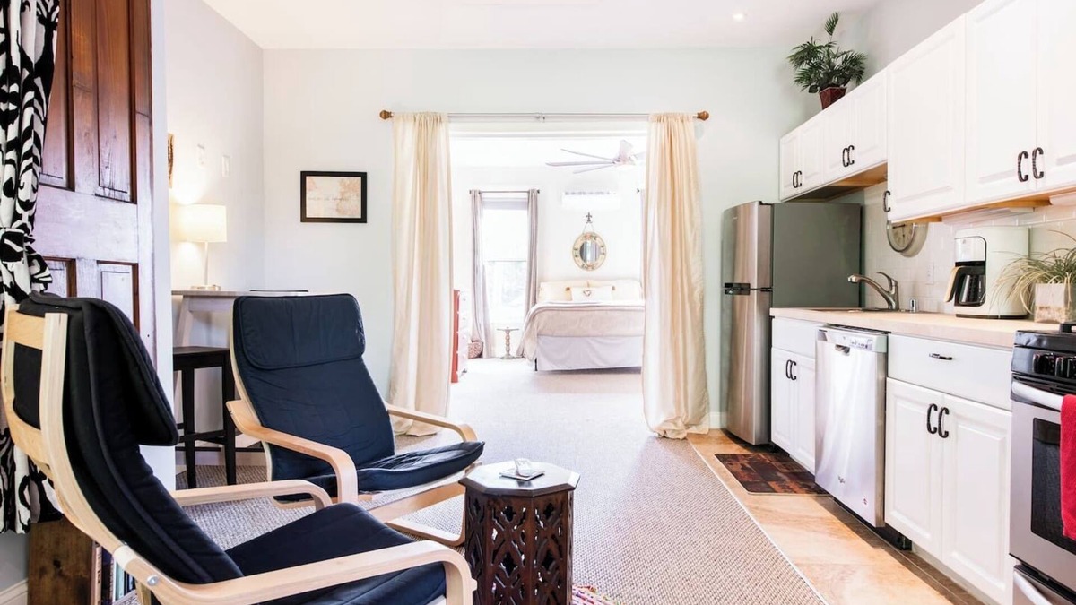 Germantown Apartment | Cozy Studio close to Music Hall, Food, & Shops!