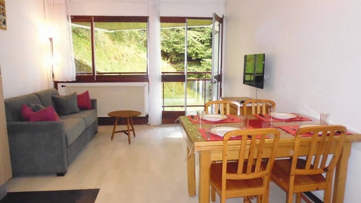 Eaux-Bonnes Apartment | Cozy Studio for 4 near Slopes & Shops with Balcony and Forest View