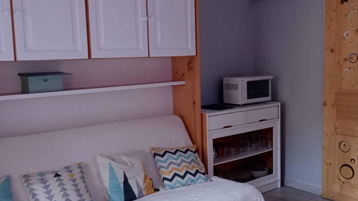 Station de Drouzin le Mont Apartment | Cozy Studio on the Slopes with Balcony, Close to Shops and Parking