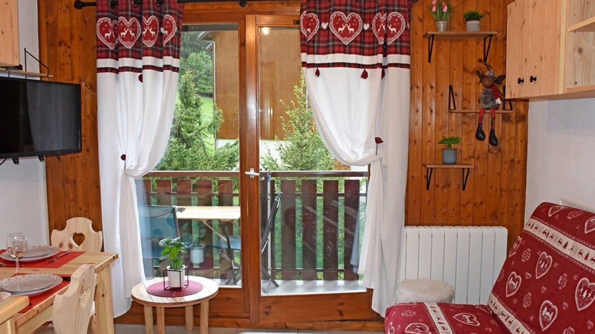 Station de Drouzin le Mont Apartment | Cozy Studio Near Slopes & Shops with West-Facing Balcony