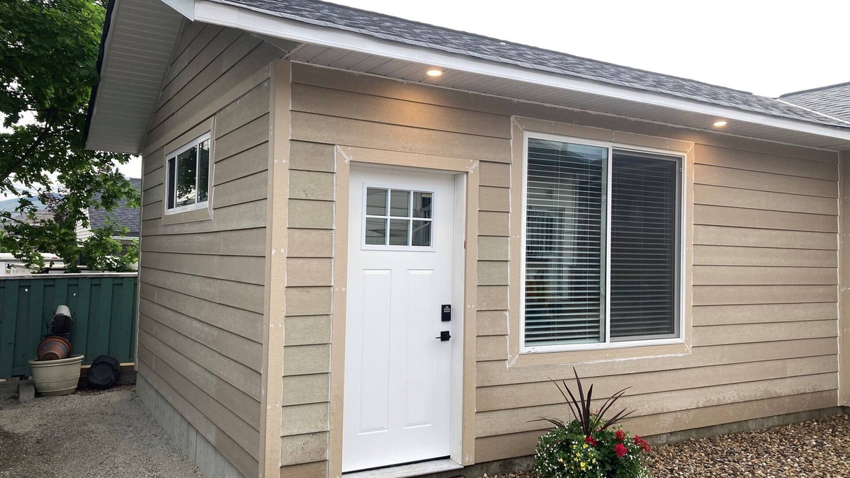 East Hill Cottage | Cozy studio guesthouse centrally located with free parking.
