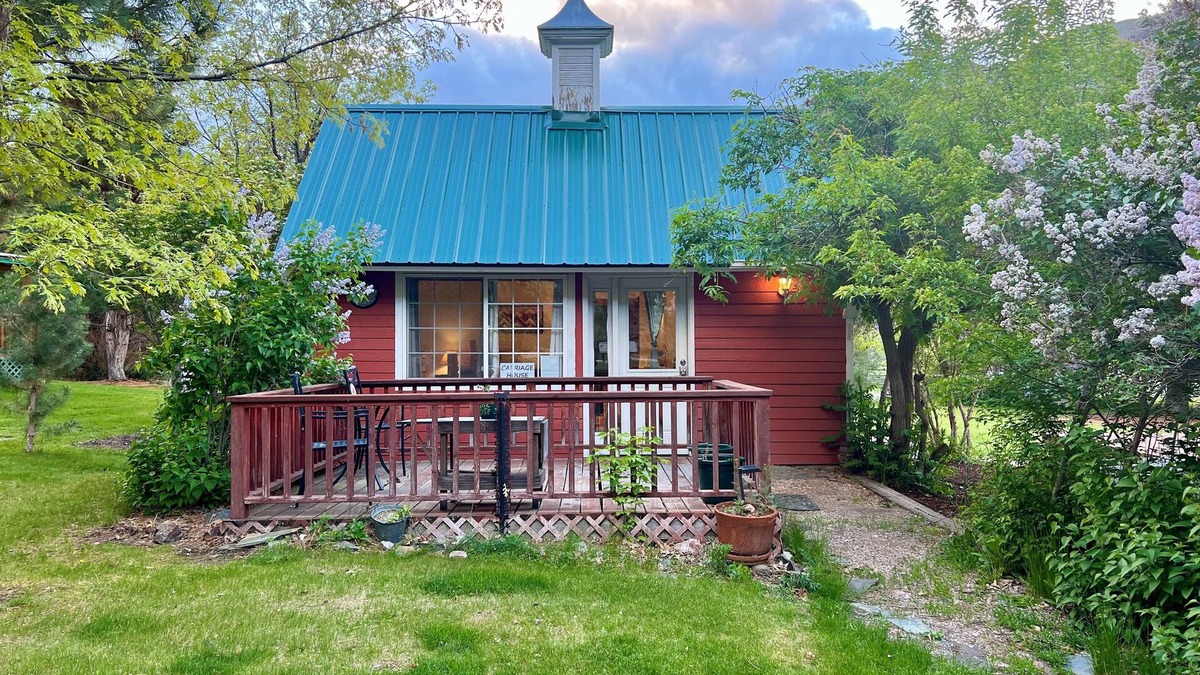 Salmon Apartment | Cozy studio in gorgeous Salmon with AC, WiFi, Hot tub