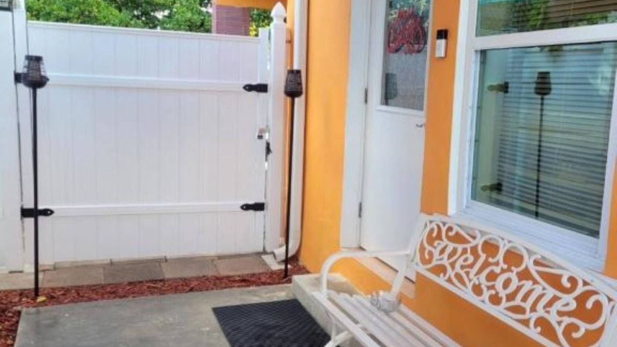 Flagami Apartment | cozy studio, location, location, 3 minutes from Miami int airport