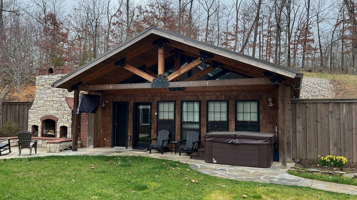 Poplar Bluff Apartment | Cozy Studio Log Cabin with Hot Tub!