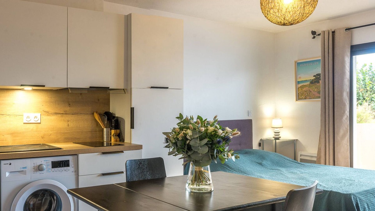 Larmor-Plage Apartment | Cozy Studio Near Beach and Shops in Larmor-Plage with Balcony and Parking