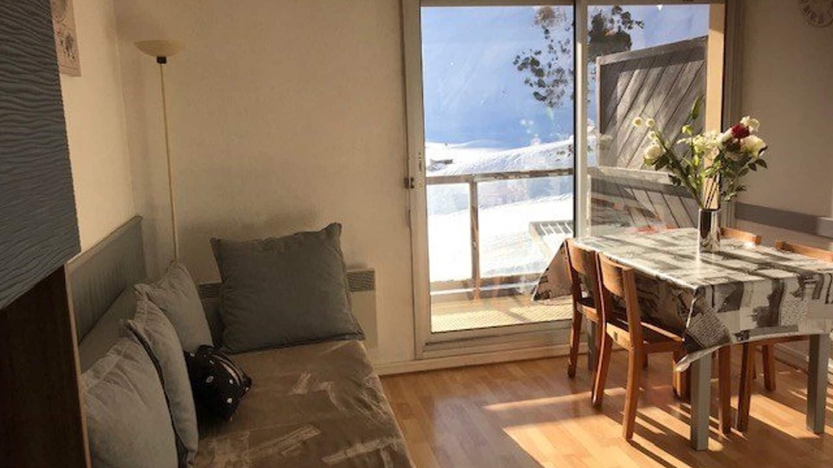 Montreal Apartment | Cozy Studio Sleeps 4 - South-Facing Balcony - Ski-In/Ski-Out - Covered Parking