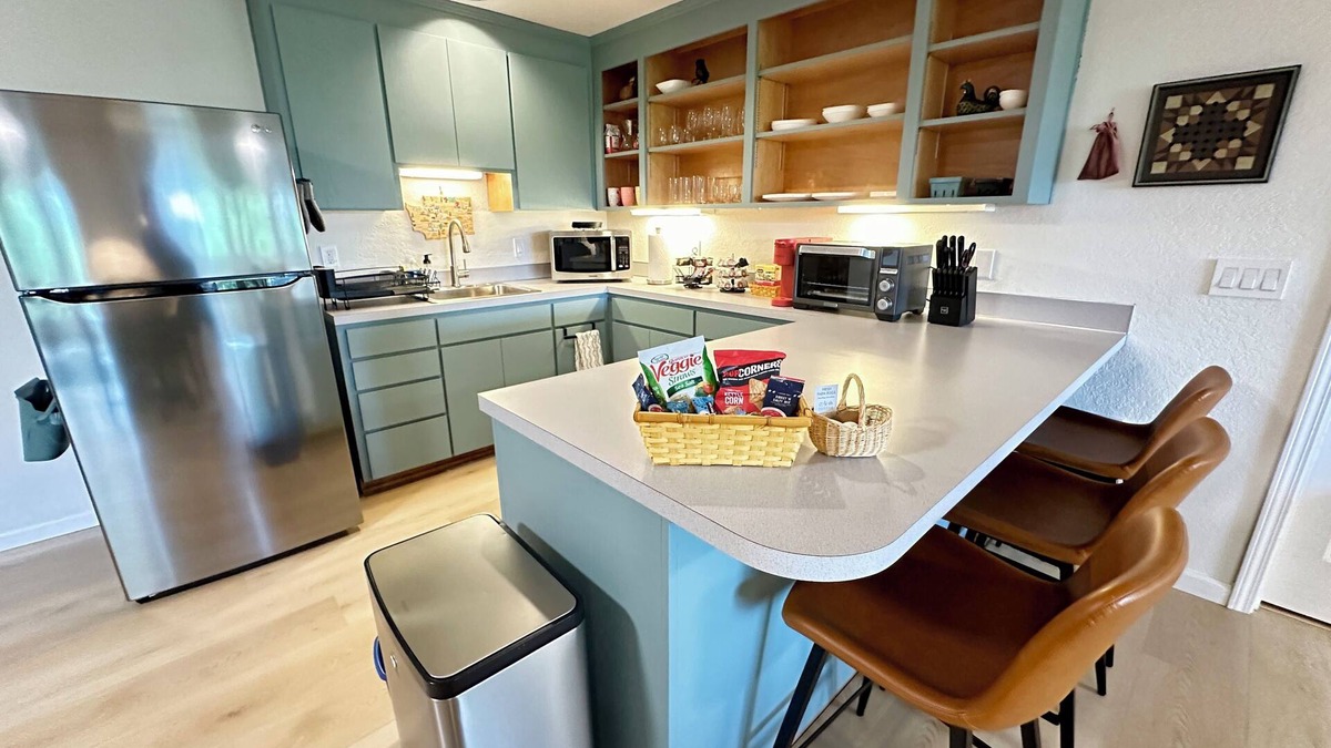 Lake Forest Park Apartment | Cozy studio that sleeps 4 in Kenmore with a/c, WiFi and farm fresh eggs!