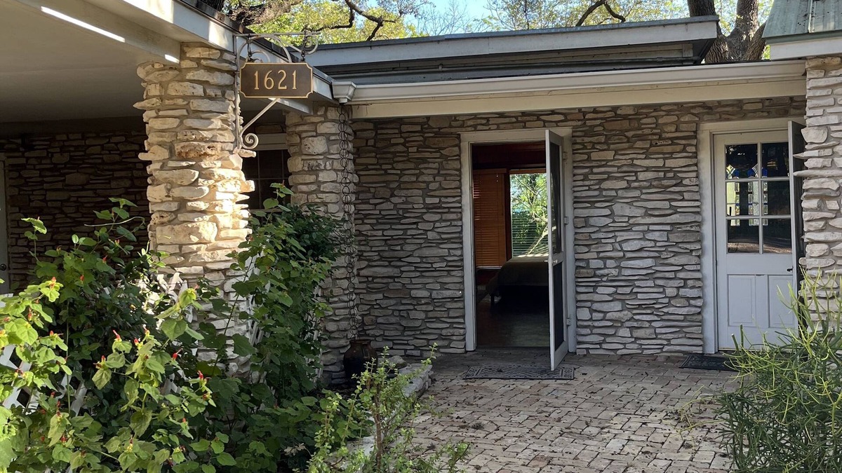 Barton Heights Apartment | Cozy studio under the Oaks, easy walk to Zilker park and fun!