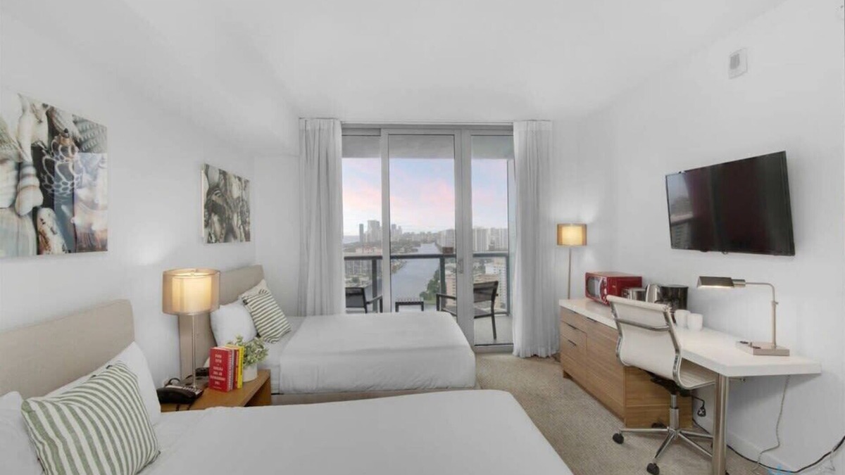 Hallandale Beach Apartment | Cozy Studio w/Balcony & Pool