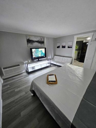 Camp Taylor Apartment | Cozy Studio with King Bed at Central Louisville