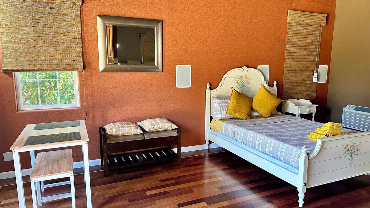 Silver Creek Apartment | Cozy studio with Kitchenette, WiFi and AC in enchanting San Jose.