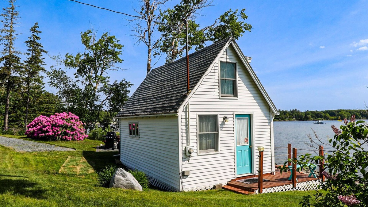Surry House | Cozy Studio with Lofted Sleeping Space and Great Water View