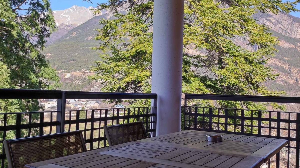 Jausiers Apartment | Cozy studio with pool, sauna, parking, and pets allowed in Jausiers