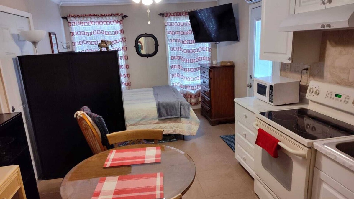 Lakeland Apartment | Cozy studio with WiFi and AC in peaceful Lakeland