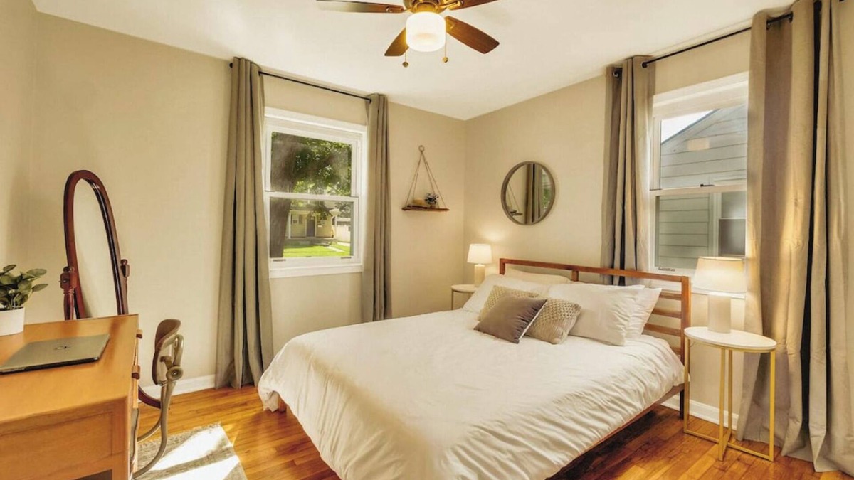 Ferndale House | Cozy- Stylish 2 bd with fenced in back yard w/Firepit
