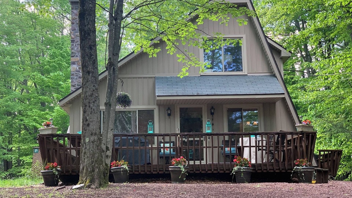 Pocono Pines Ski Chalet | Cozy, Stylish 3-Bedroom Mid-Century Chalet in Pocono Pines' Lake Naomi