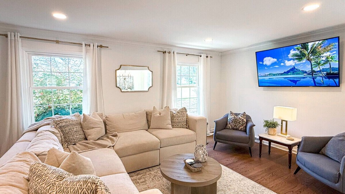 Charlotte House | Cozy & Stylish Escape | Ideal Location