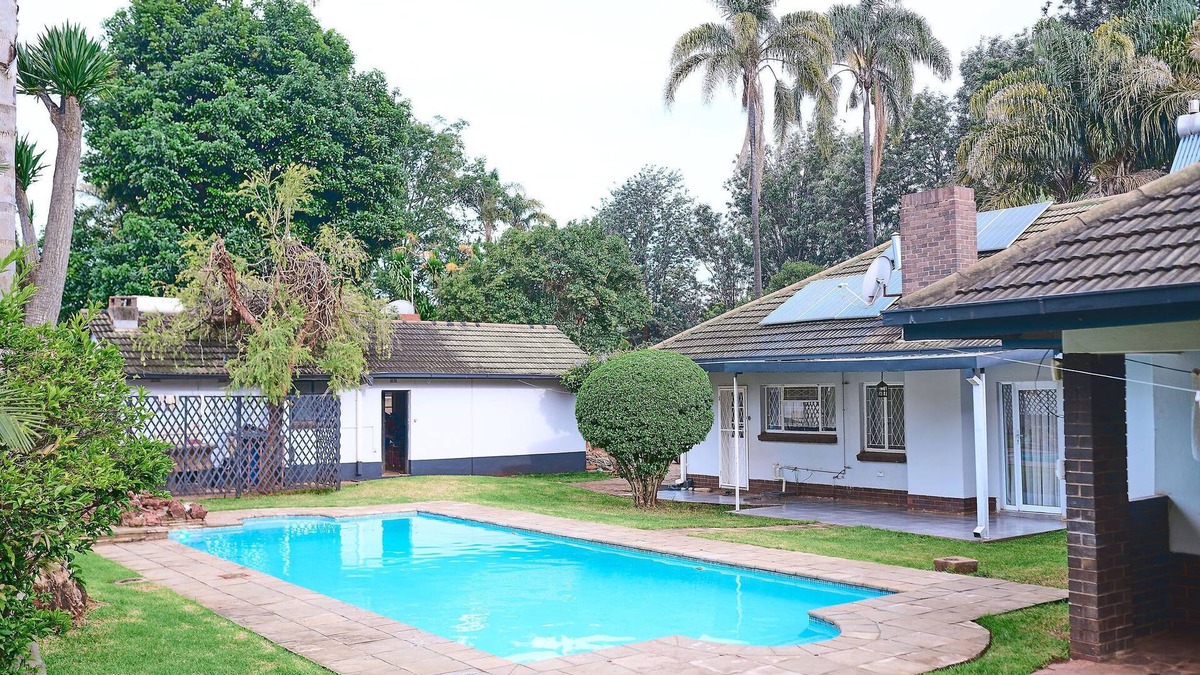 Harare House | Cozy Suburban Home with big pool, <5 minutes to City, Avondale/Groombridge shops