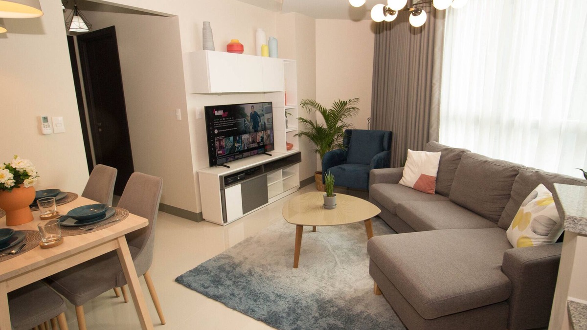 Bonifacio Global City Apartment | Cozy Suite w/Balcony/Fast WiFi across Mitsukoshi Mall & Uptown Mall