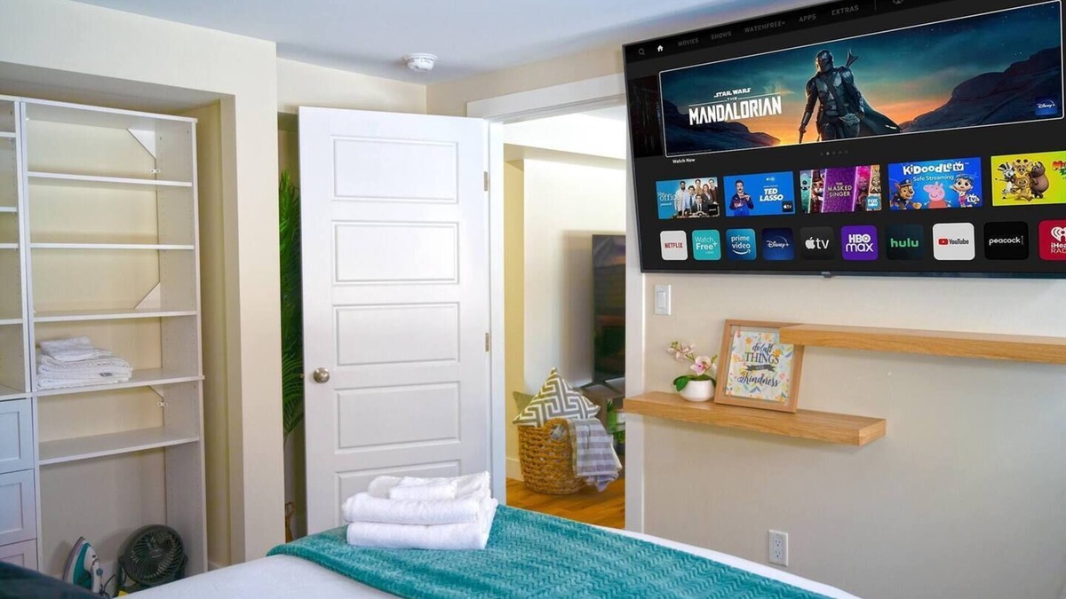 Williams Lake House | Cozy Suite | 5 Min to DT | Self Check-In | 75" TV