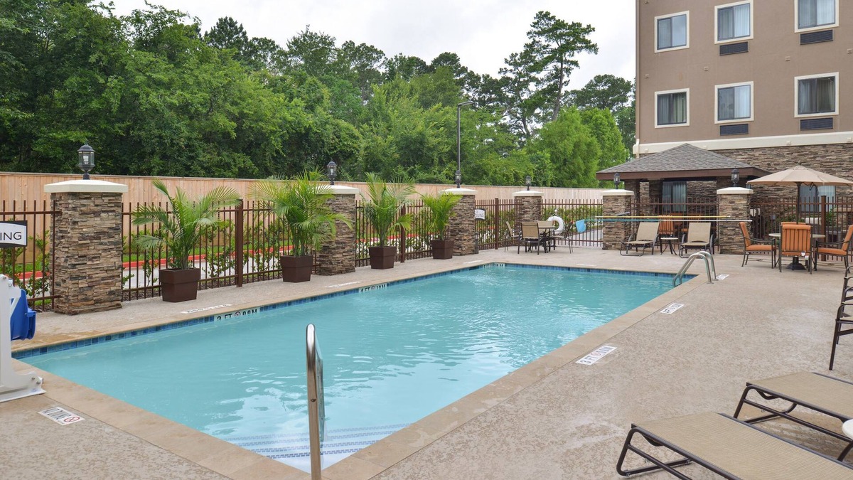 Tomball Condo | Cozy Suite in Tomball | Business Center On-Site + Free Breakfast!