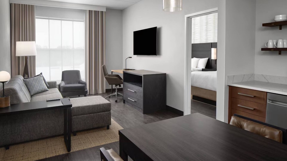 Isle of Palms Hotel | Cozy Suite w/Kitchen, Heated Pool, & Free Shuttle to Mayo Clinic – Free Parking