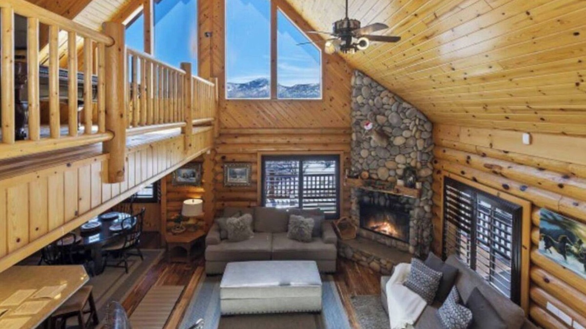 Castle Glen Estates House | Cozy Sun-Soaked retreat, stunning view+Hot Tub In Castle Glenn Estates 564796