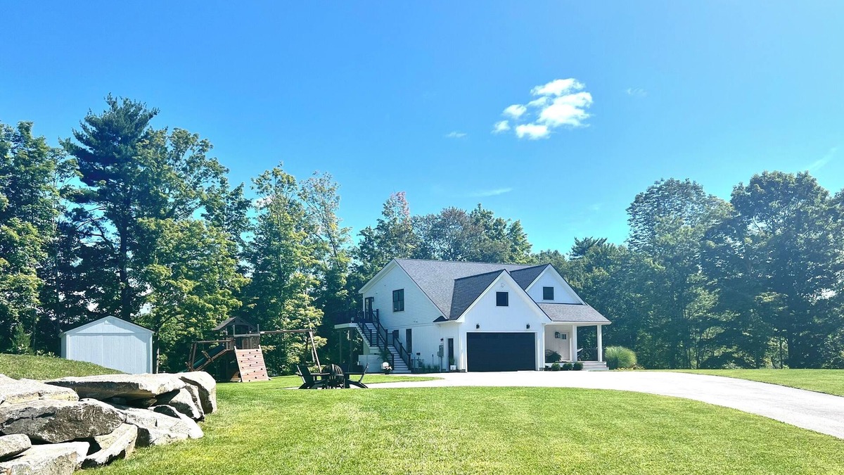 Rollinsford Apartment | Cozy sunlit apartment steps from downtown Dover. Parking included