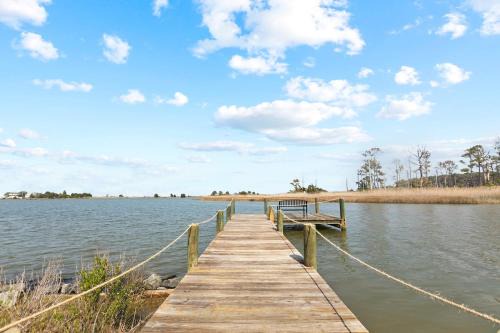 Point Lookout House | Cozy Sunrise Waterfront Cottage & Dock