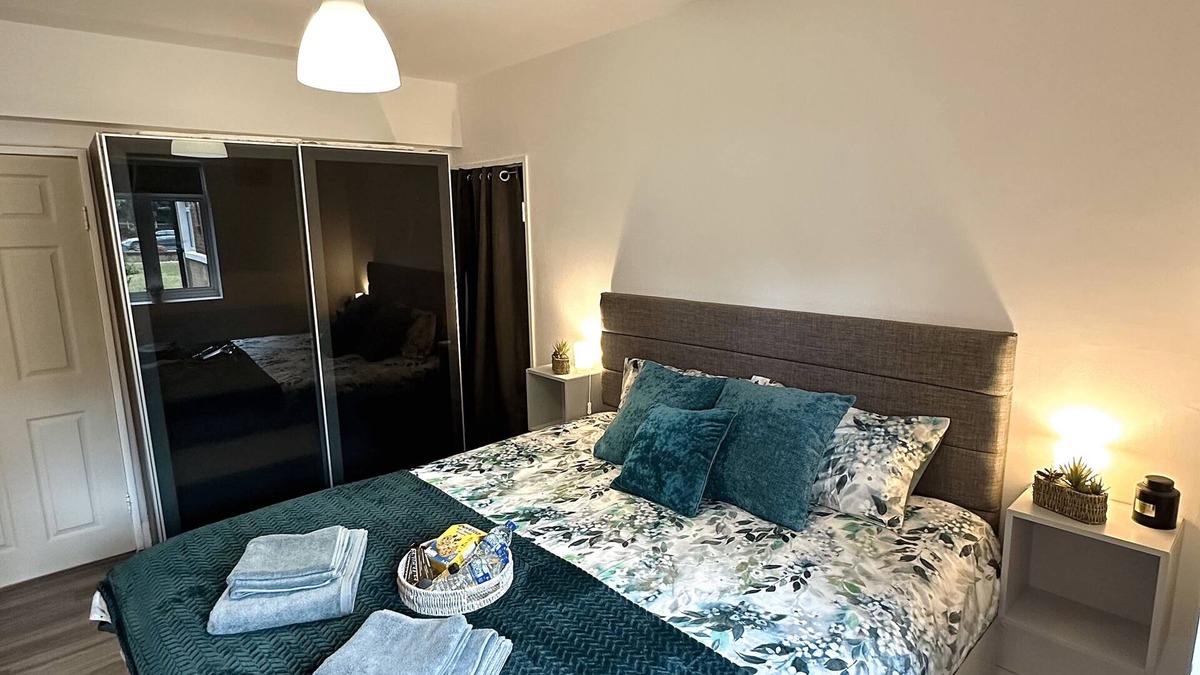 Ladywell Apartment | Cozy Super King-Size Bedroom