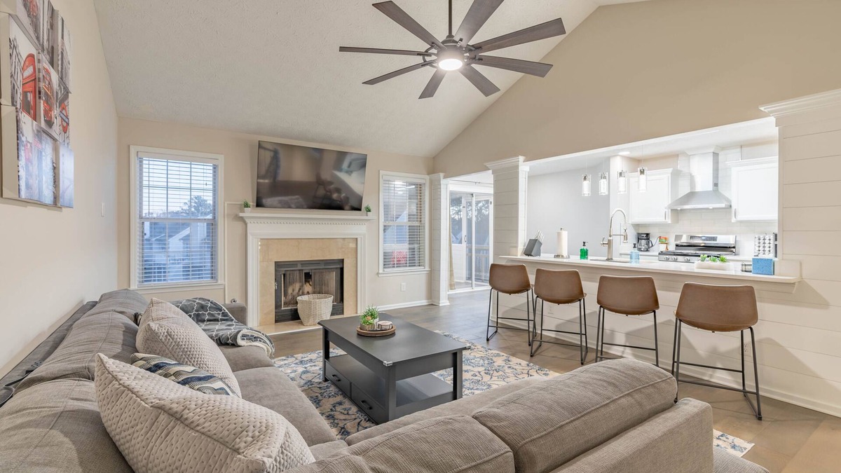 Lawrenceville House | Cozy Sweet Peach 4 BR 3 BA with Bonus Room & Screened Porch - Pet Free home