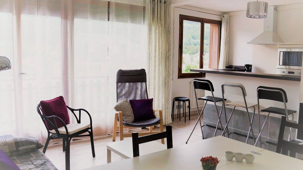 Barcelonnette Apartment | Cozy T3 in Barcelonnette Center - Renovated, Sleeps 6, Balcony, Lift, Prime Location